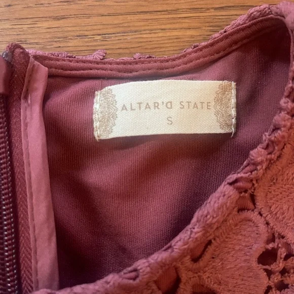 Altar’d State NWT Cranberry Mini Dress with Crocheted Flowers Size Small - Picture 5 of 6
